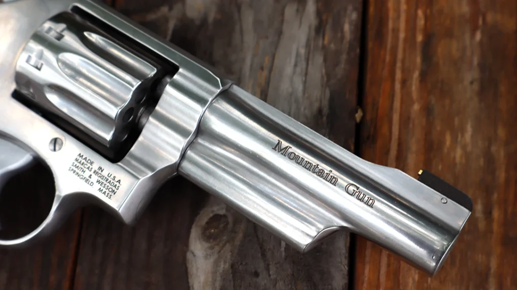 The Smith & Wesson 617 uses a 4.1-inch tapered half-lug barrel and a gold-beaded pinned front sight.